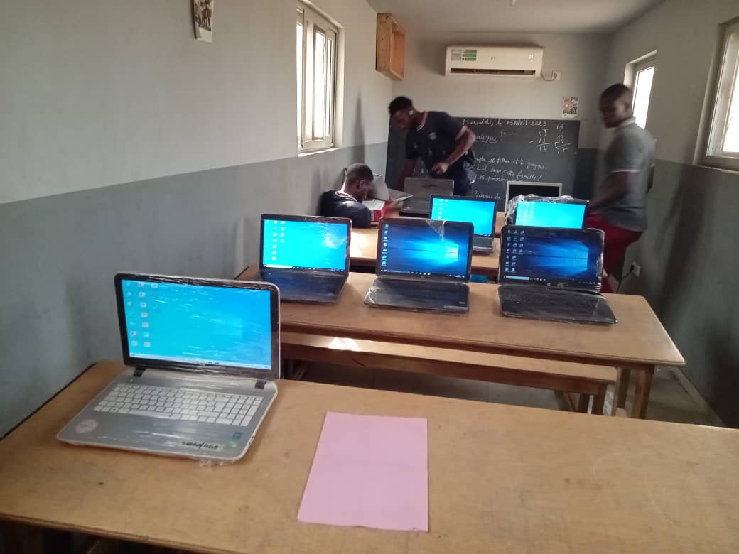SBetsenAcademy's tweet photo. Grâce à l’#AAMFOM (American Association of Members of the French orders of the mérite), les filles de la #SBAMali ont eu la surprise de découvrir, à leur retour de vacances, les 10 ordinateurs portables, le scanner et la télévision, et de suivre leur 1er cours d’informatique. 🙏🏻 https://t.co/9HO0qVzHsj