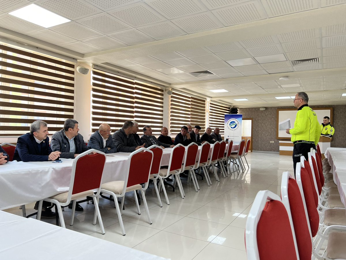BafraHEM's tweet photo. Milli Eğitim Bakanlığımızın başlatmış olduğu Aile Okulu projesi kapsamında mahalle muhtarlarimıza yönelik olarak Trafik  Öğreniyorum kursu￼ İlçe Emniyet Müdürlüğümüzün katkılarıyla gerçekleştirildi.
#aileokulu #aileokuluprojesi #trafiköğreniyorum https://t.co/3f1RGPESab
