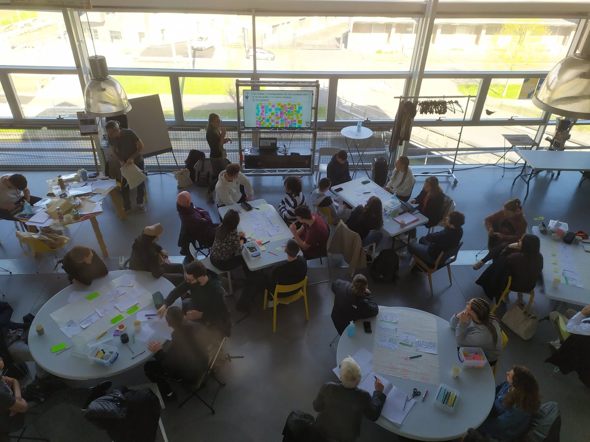 PlastiZen's tweet photo. On entame notre dernier atelier. Le plastique ce n'est pas fantastique mais les participant•e•s au @TurfuFestival  si 🙂 https://t.co/JctXLWS7Ba