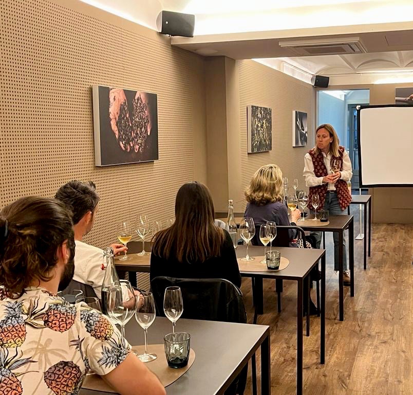 DOTarragona's tweet photo. El Tros - Bar de Vins és un espai barceloní inaugurat fa sis anys pels periodistes Mariona Anglès i Antoni Bassas, i està realitzant el seu Cicle Anual del Vi Català. Cada mes, una nova Denominació d’Origen és la protagonista. L’abril està sent el nostre https://t.co/5hZUGMONnh