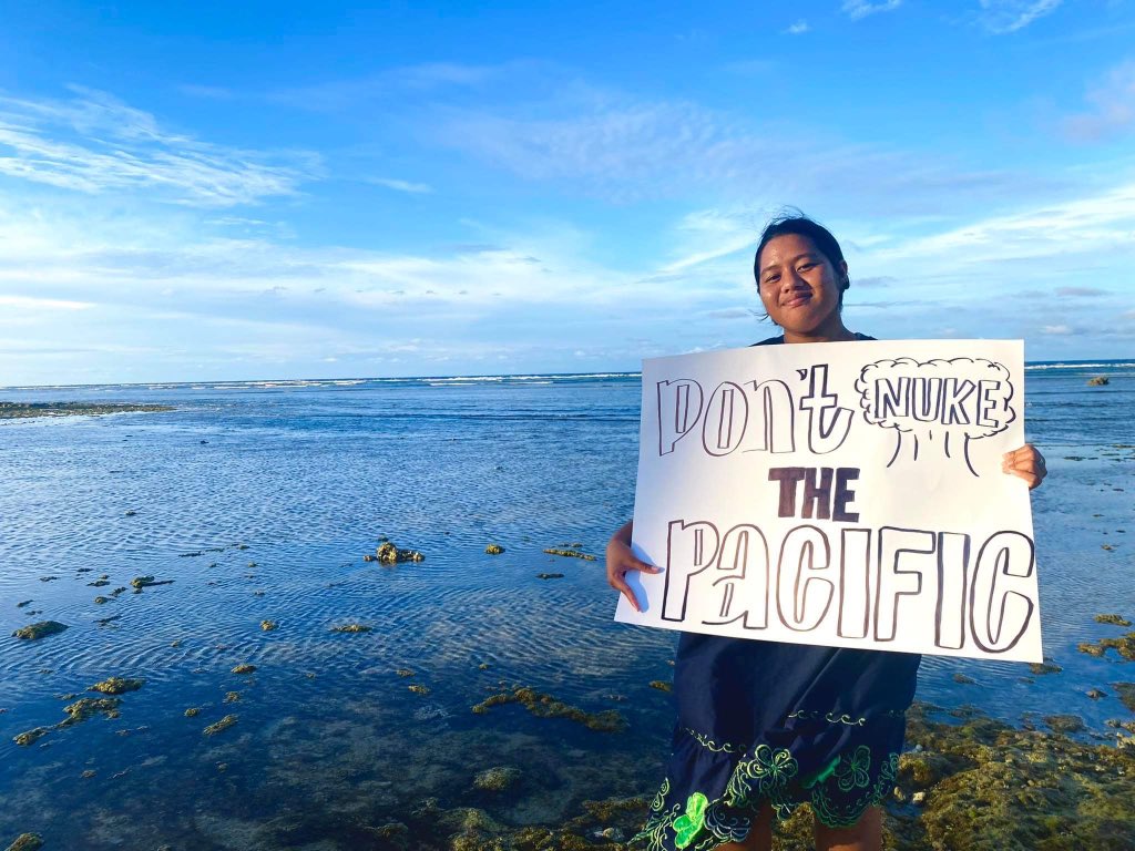 bedi_racule's tweet photo. Marshall Islands youth 🇲🇭 join the resistance against Japans proposed plans to dump nuclear waste into the Pacific Ocean ✊🏽

#DONTNUKETHEPACIFIC #MyFishIsYourFish #NewClearWays #ImOnTheOceansSide #PacificSolidarity https://t.co/X6xxr8iMR6