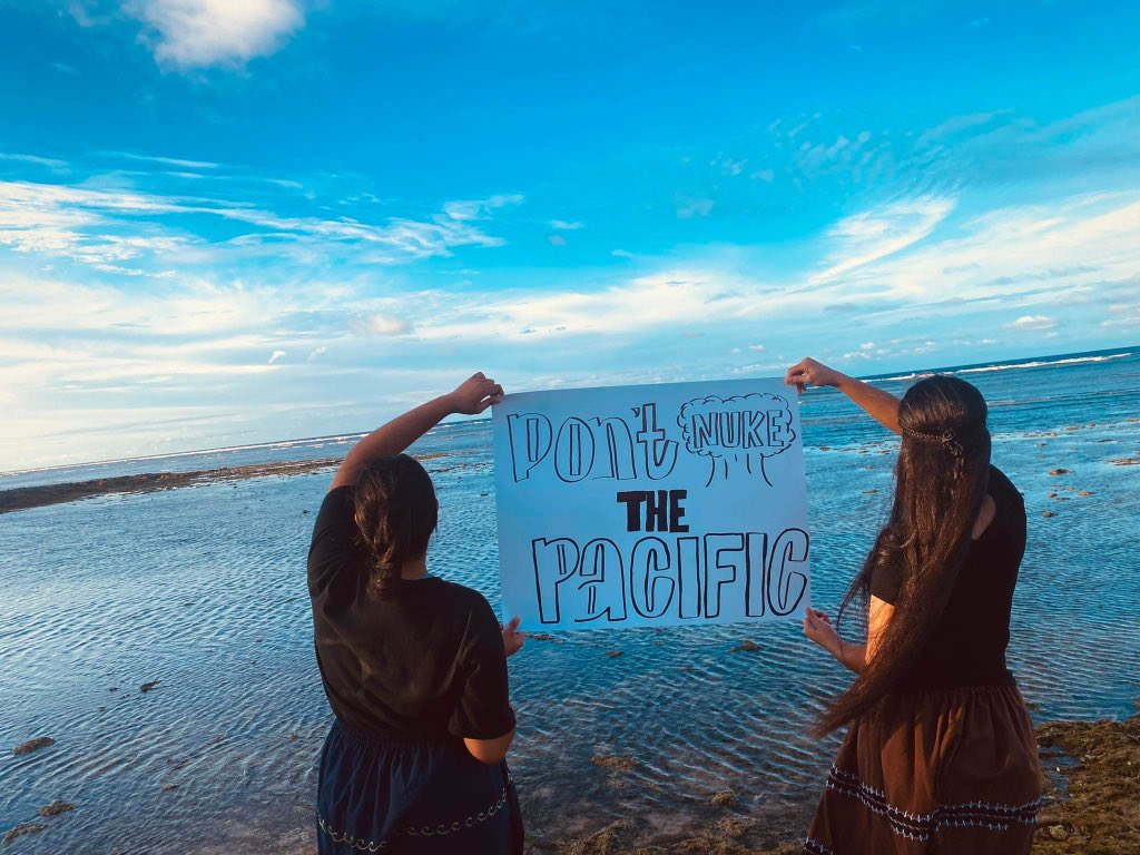 bedi_racule's tweet photo. Marshall Islands youth 🇲🇭 join the resistance against Japans proposed plans to dump nuclear waste into the Pacific Ocean ✊🏽

#DONTNUKETHEPACIFIC #MyFishIsYourFish #NewClearWays #ImOnTheOceansSide #PacificSolidarity https://t.co/X6xxr8iMR6