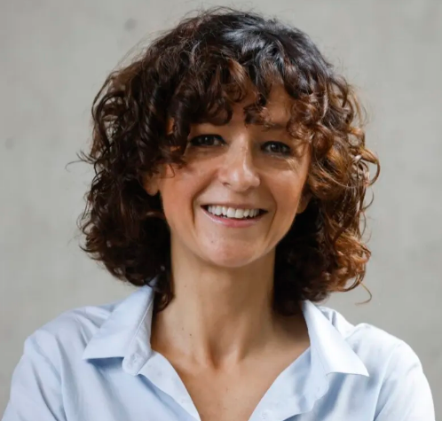 lionel_case's tweet photo. 👋 Hello! Vous savez qui c'est? ⬇️
C'est Emmanuelle Charpentier.
Prix Nobel de Chimie 2020. 
CRISPR, toussa.
Elle devrait faire la une de tous les journaux, être invitée sur tous les plateaux.
Au lieu de ça, on invite des charlatan.e.s qui vendent des bouquins de hall de gare.
🙄 https://t.co/M6JYP7dyM3