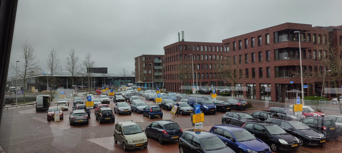 hetMagicCircus's tweet photo. Je kon niet om de borden heen (zie foto eerder deze week). Toch loopt de opbouw van #hetmagiccircus in #Purmerend #weidevenne vertraging op door foutparkeerders. Of de eerste voorstelling gehaald kan worden? Dat hangt af van wanneer de sleepwagens arriveren bij station Weidevenne https://t.co/HSTsSZwjbH