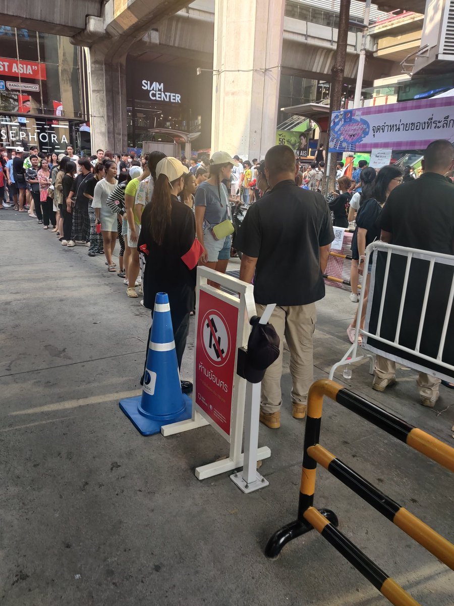 สงกรานต์ที่สยาม ถึงกับให้ตั้งแถวตรวจความยาวกางเกงอะ 5555555