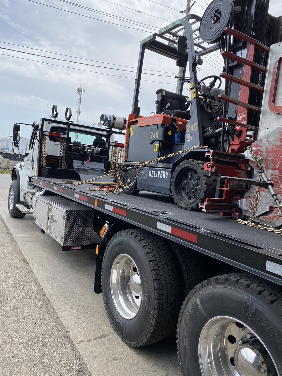 HaltonLift's tweet photo. Our new M2 Freightliner Tilt & Load carried its maiden load this past week. Thank you to @MetroTruckGroup and JWH Hydraulics for their hard working making this awesome machine!
#haltonlifttruck #forklift #tiltandload #frieghtliner #forkliftdelivery #forkliftsales #forkliftparts https://t.co/yF50jMEG4d
