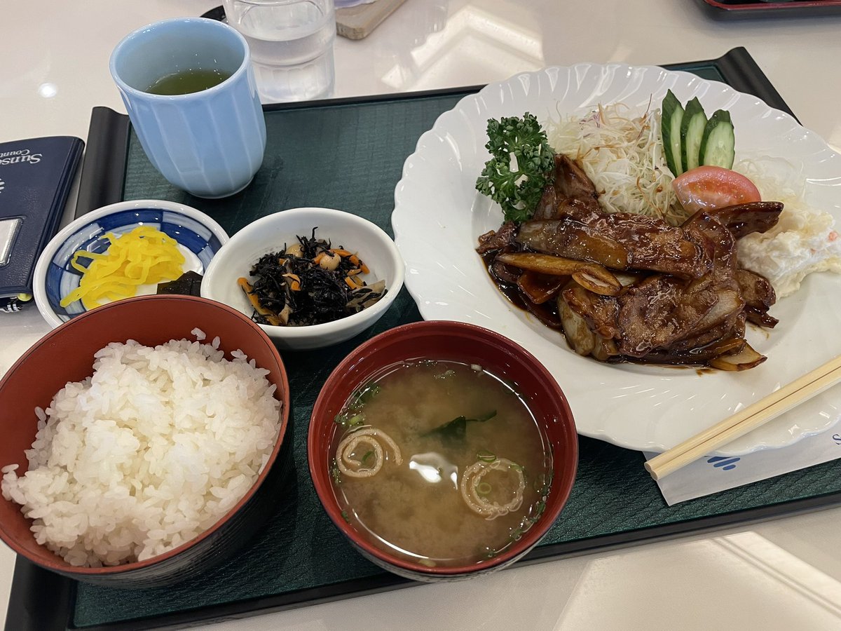 sunrise2225's tweet photo. 昨日は賞金王カップ4月大会でした。
雨が降る中スタートしましたが、3ホール目には雨も上がり、晴れ男も少し活躍しました（笑）
��果は16位/27人でした。
最近少しフォームを直してる⁉︎意識を変えてるくらいかな。
練習してないのはダメですが、ちょっと変えています。 https://t.co/Lgk3MZQmUc