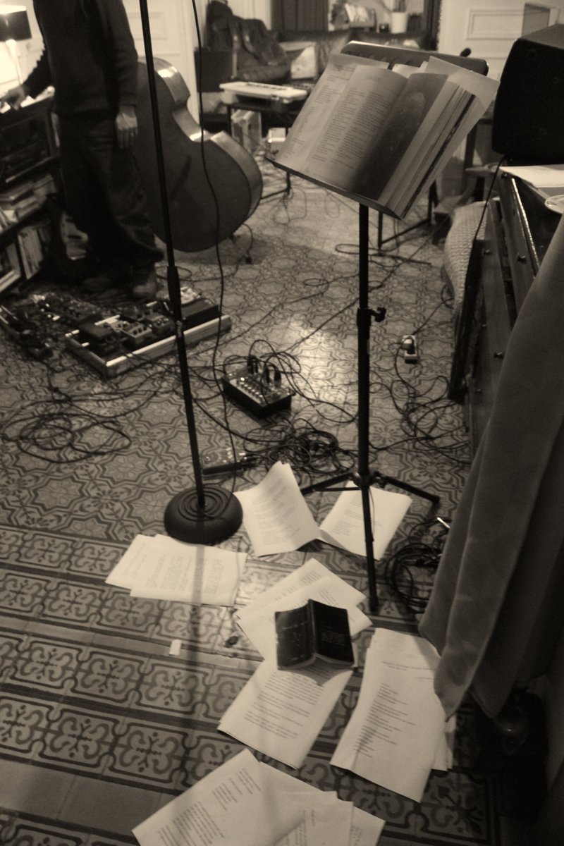impactarythme's tweet photo. résidence à la maison #EdgardNeris #FredFruchart #HugoFontaine new groupe à l'horizon... pour danser sur la mort...et tomber sur le cul! #basse #piano #synthé #texte #poeme #poésie #chanson #bossa #punk #picon #biere #Bach #contrebasse #guitare #Wattrelos duvivant  ça fait dubien https://t.co/p3D9ijjMS7