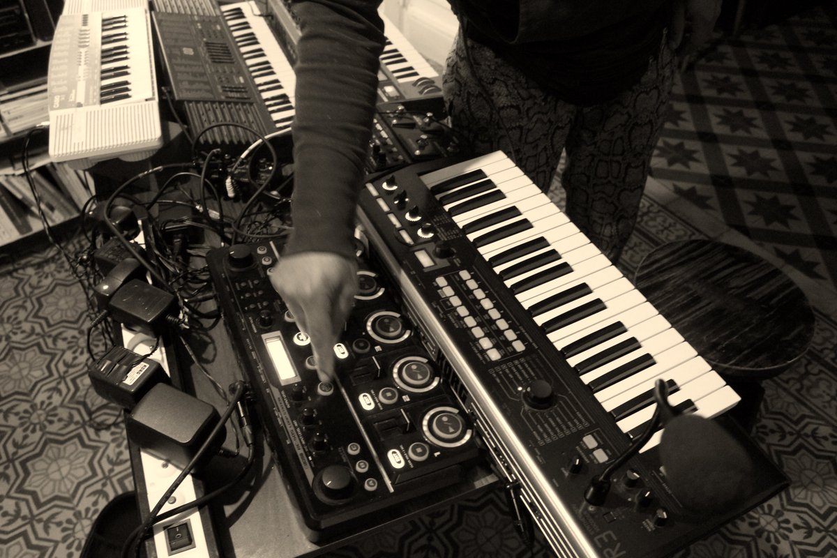 impactarythme's tweet photo. résidence à la maison #EdgardNeris #FredFruchart #HugoFontaine new groupe à l'horizon... pour danser sur la mort...et tomber sur le cul! #basse #piano #synthé #texte #poeme #poésie #chanson #bossa #punk #picon #biere #Bach #contrebasse #guitare #Wattrelos duvivant  ça fait dubien https://t.co/p3D9ijjMS7