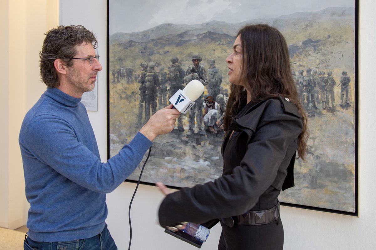 omroepv's tweet photo. Tijdens de  opening van de Helmen Vol Verhalen expositie op het ministerie van @defensie interviewde @nielsroelen voor @omroepv kunstenaars, veteranen en bezoekers. 

Binnenkort op ons kanaal: https://t.co/0U3Jo2UtUt

Foto's: @ReneWouters https://t.co/2gaWApmkZi