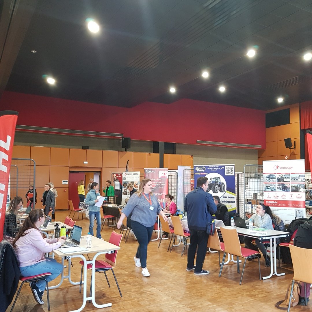 Presents au forum de Chateauneuf sur Loire, les conseillers de #PoleEmploi vous accueillent et vous orientent.
 ➕ de 3️⃣5️⃣ entreprises présentes : des opportunités au plus proche de chez vous !