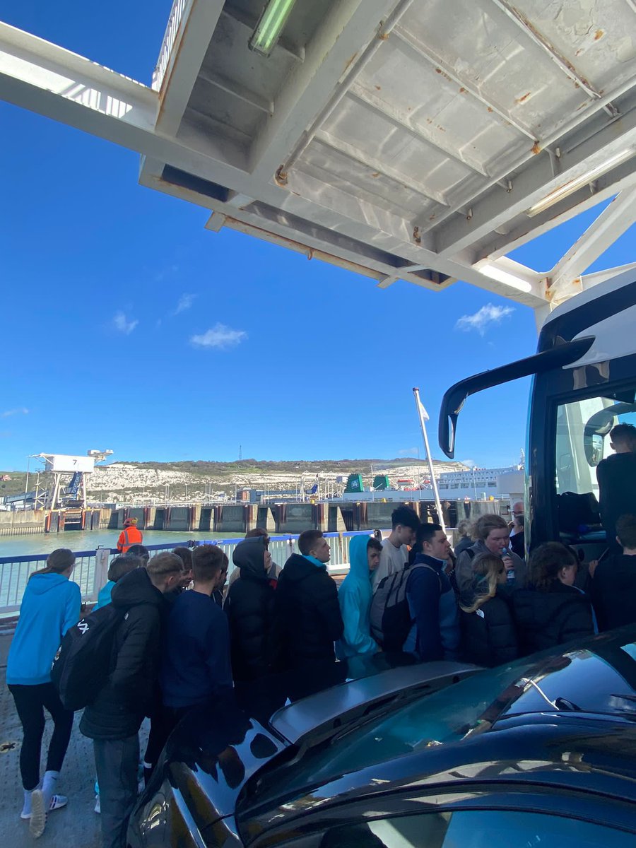 Bus 1 wedi cyrraedd Dover!