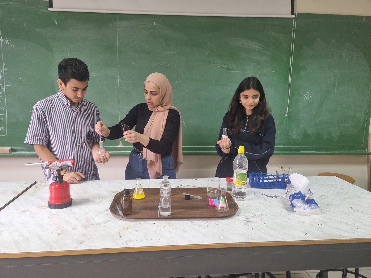 TahaniDandashli's tweet photo. Grade 7 students are verifying different chemical reactions and their signs.
@SihamNoueiry @MakassedSaida
#Lab_work https://t.co/LHxSTNfs86