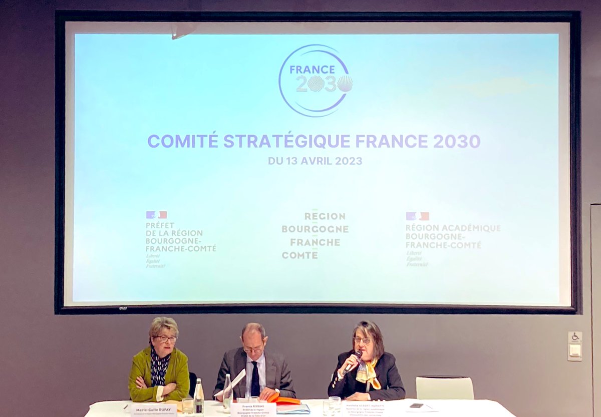 RA_BFC's tweet photo. La Rectrice @NathalieAlber15 participe, aux côtés du @Prefet21_BFC et de la Présidente @bfc_region @MarieGuiteDufay, au comité stratégique #France2030.
Transition alimentaire, santé, mobilités, formation : 9 projets innovants ont déjà été accompagnés au plan régional. https://t.co/BB4SozuIzK
