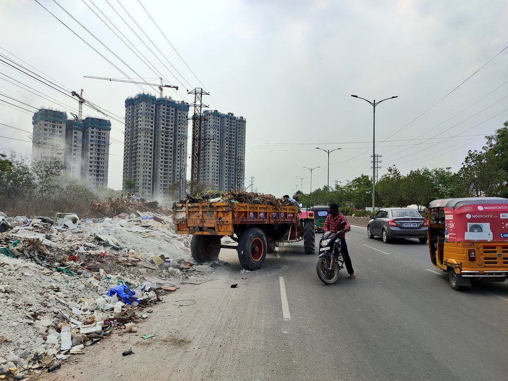 sai_koushika's tweet photo. Open dumping of the building material waste  is happening in broad daylight 
Location Gowlidoddy to Gopanapally Road 
@ZC_SLP @GHMCOnline TSIALA
@TSIICLtd @tsiic_vcmd @tsiic_chrmn_pro @CE_TSIIC @vinay_vangala @rjsaulakh https://t.co/a8cCQSNGux