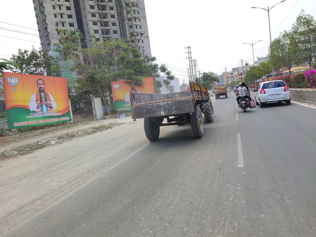 sai_koushika's tweet photo. Open dumping of the building material waste  is happening in broad daylight 
Location Gowlidoddy to Gopanapally Road 
@ZC_SLP @GHMCOnline TSIALA
@TSIICLtd @tsiic_vcmd @tsiic_chrmn_pro @CE_TSIIC @vinay_vangala @rjsaulakh https://t.co/a8cCQSNGux