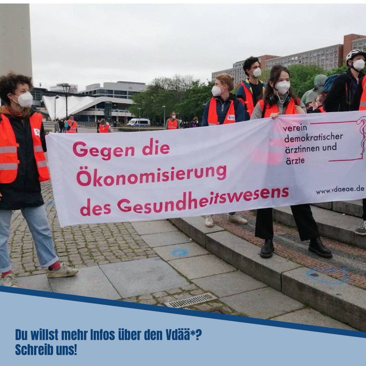 demokrat_aerzte's tweet photo. Pressemitteilung: Unterstützung für unsere Kolleg*innen in der Tarifauseinandersetzung zum TVöD
„Wir sehen tagtäglich, wie die Unterbesetzung in der Pflege zu einer Gefährdung der Patient*innen führt und wie das Arbeitspensum die Pflegenden selbst gefährdet. Wir Ärztinnen und https://t.co/M1l3ehYYvK