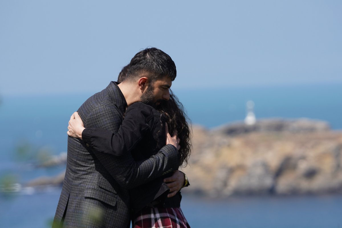 nowtvturkiye's tweet photo. Bu sahneyi ölümsüzleştirecek fotoğrafımız da geldiii. 😍 #FaHir #AdımFarah @adimfarahdizi https://t.co/iOg3rXw8b3