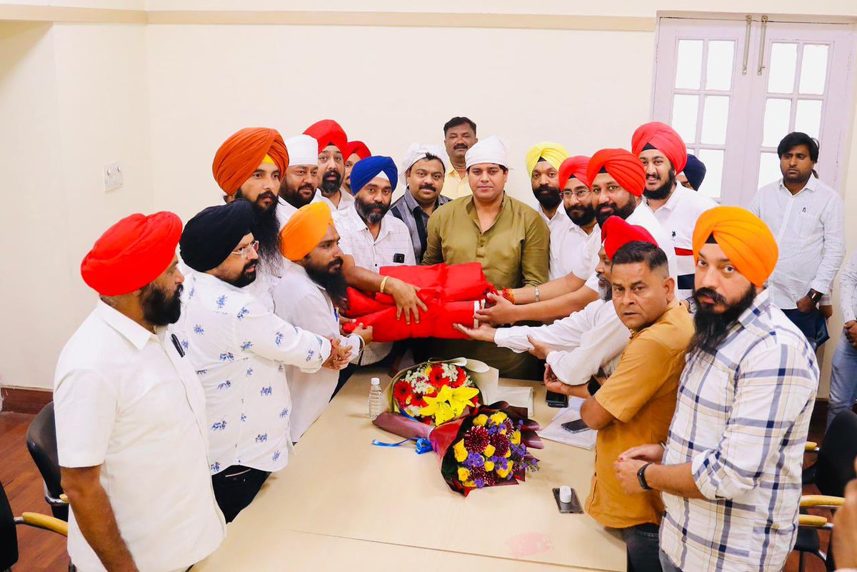 INCMinority's tweet photo. आज राष्ट्रीय चेयरमैन, सांसद @ShayarImran जी ने सिख समाज के प्रतिनिधिमंडल के साथ AICC में बैठक की और सिख समाज को अल्पसंख्यक विभाग से प्रमुखता से जोड़ने की रणनीति पर विचार किया। https://t.co/0xNivF6zZe