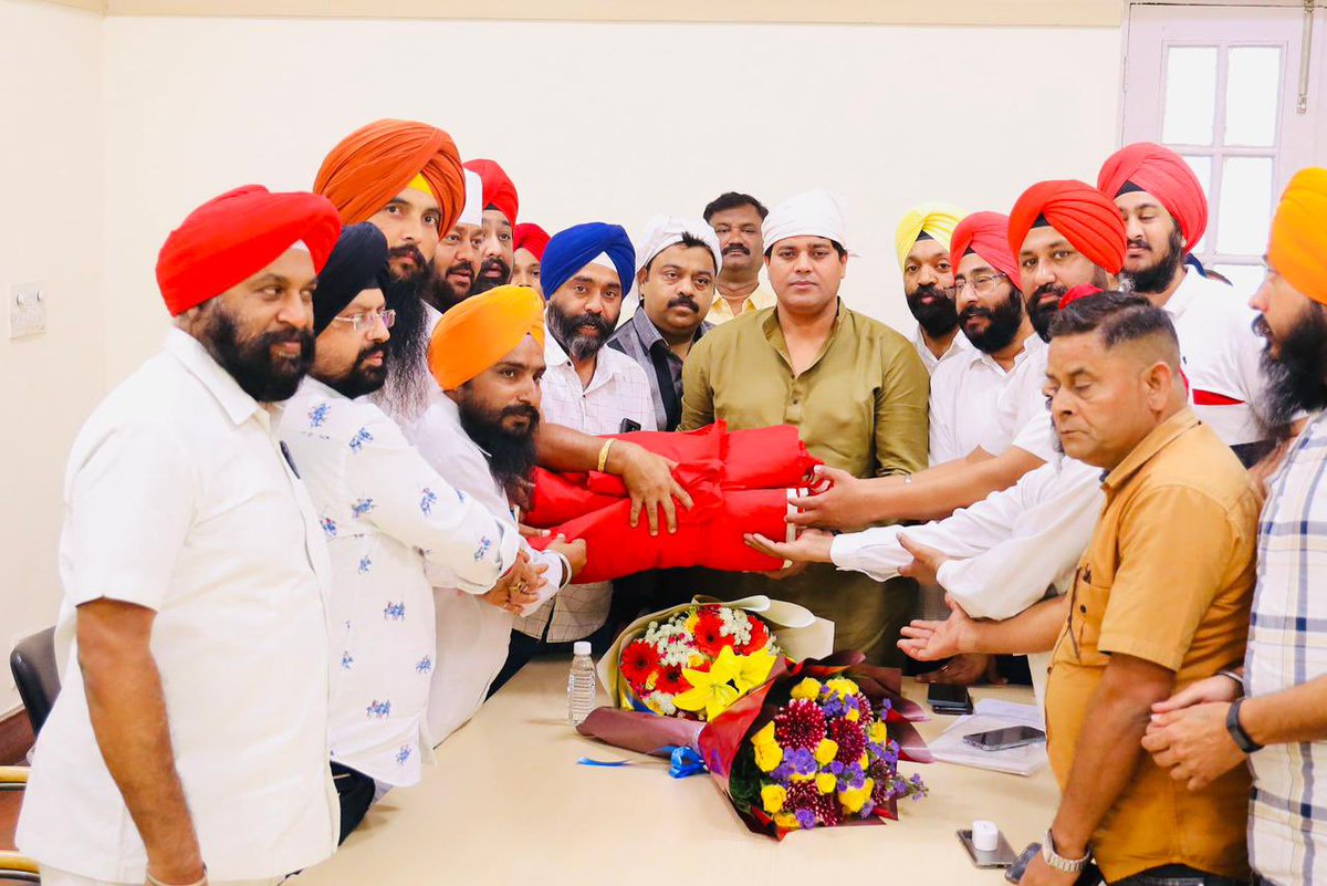 INCMinority's tweet photo. आज राष्ट्रीय चेयरमैन, सांसद @ShayarImran जी ने सिख समाज के प्रतिनिधिमंडल के साथ AICC में बैठक की और सिख समाज को अल्पसंख्यक विभाग से प्रमुखता से जोड़ने की रणनीति पर विचार किया। https://t.co/0xNivF6zZe