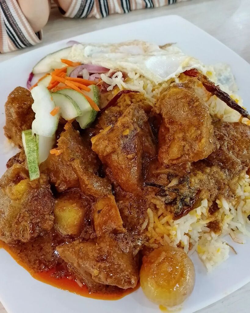 I'm in heaven each time I discover a good #briyani and this one is right in my hood! Al Dia newly opened at 417 Fernvale (next to Layar LRT). Such generous chunks of mutton atop fluffy aromatic basmati, with intensely spiced gravy plus achar and fried eg… instagr.am/p/Cq-NMtcSdTY/