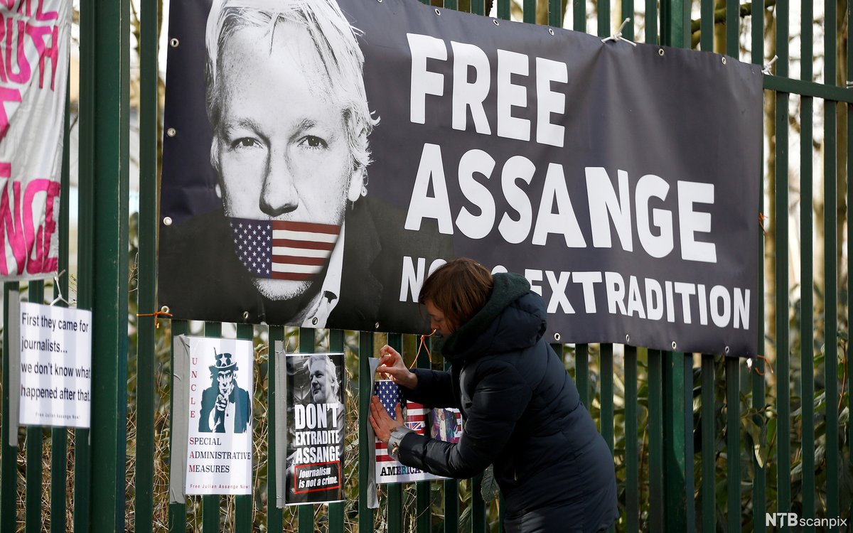🔴 Avui fa 4 anys de l'empresonament injust de #JulianAssange. 

Des del Consell condemnem el seu empresonament i l'infame procés d'extradició que està vivint. Tot el suport a una veu que representa la llibertat d'expressió.

#FreeAssangeNOW 
<a href="/DEAcampaign/">The Don't Extradite Assange Campaign Has Moved</a>