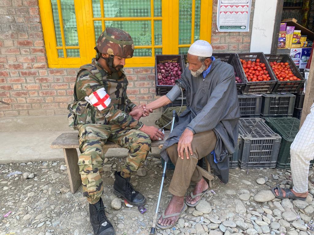 Raziya_Lolabi's tweet photo. *Medical Check Up of Senior Citizens and Children, Khairiyat Patrol by Indian Army at Remote Village Rednag in Lolab* 

#IndianArmy
#KashmirLivesMatter
#SavioursOfKashmir
#Kashmir
#ProsperousKashmir
#HumsayaHainHum
#KhairiyatPatrol https://t.co/MVSugwFxCo