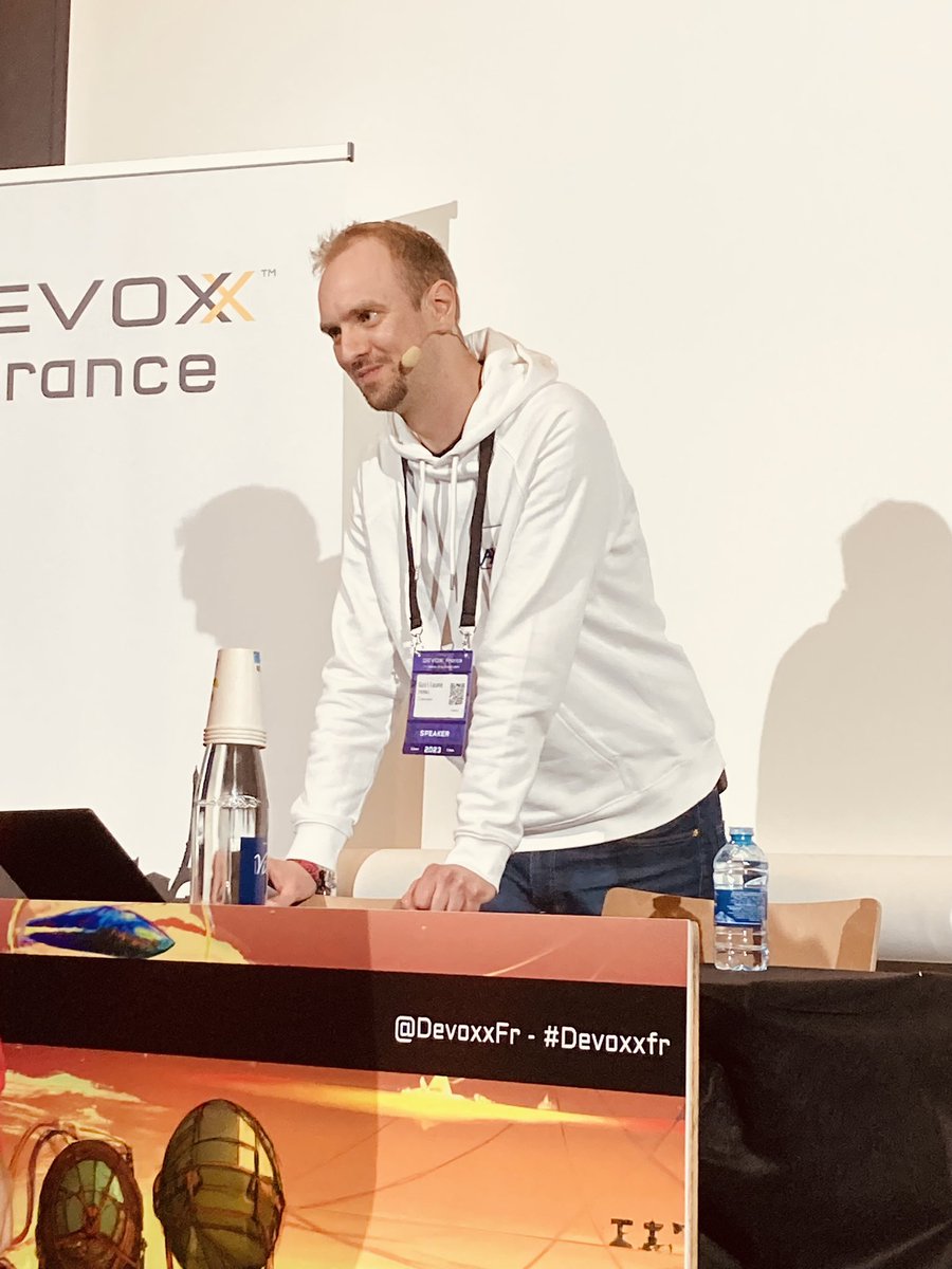 descampsf's tweet photo. C’est parti pour le super #talk de @gthomasIT sur #dailyclean un de projets #opensource à @DevoxxFR avec @AXAJobs_fr ! #finops #greenit #RaiseTheBar https://t.co/hsXYE7prV0