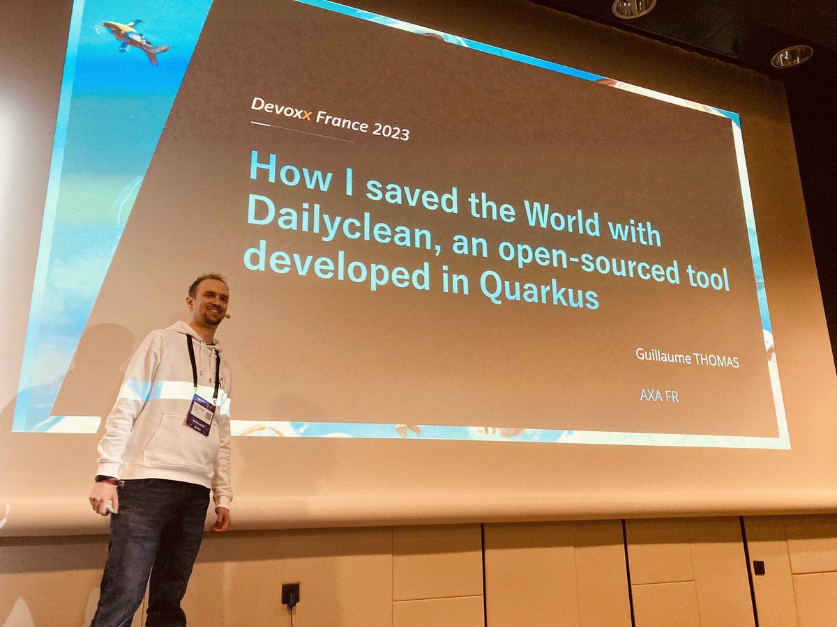 descampsf's tweet photo. C’est parti pour le super #talk de @gthomasIT sur #dailyclean un de projets #opensource à @DevoxxFR avec @AXAJobs_fr ! #finops #greenit #RaiseTheBar https://t.co/hsXYE7prV0