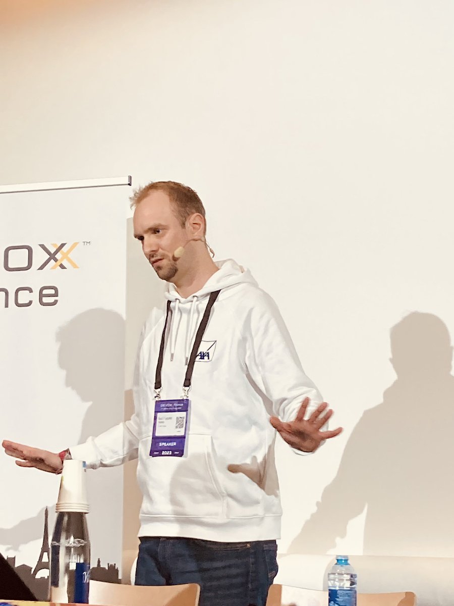 descampsf's tweet photo. C’est parti pour le super #talk de @gthomasIT sur #dailyclean un de projets #opensource à @DevoxxFR avec @AXAJobs_fr ! #finops #greenit #RaiseTheBar https://t.co/hsXYE7prV0