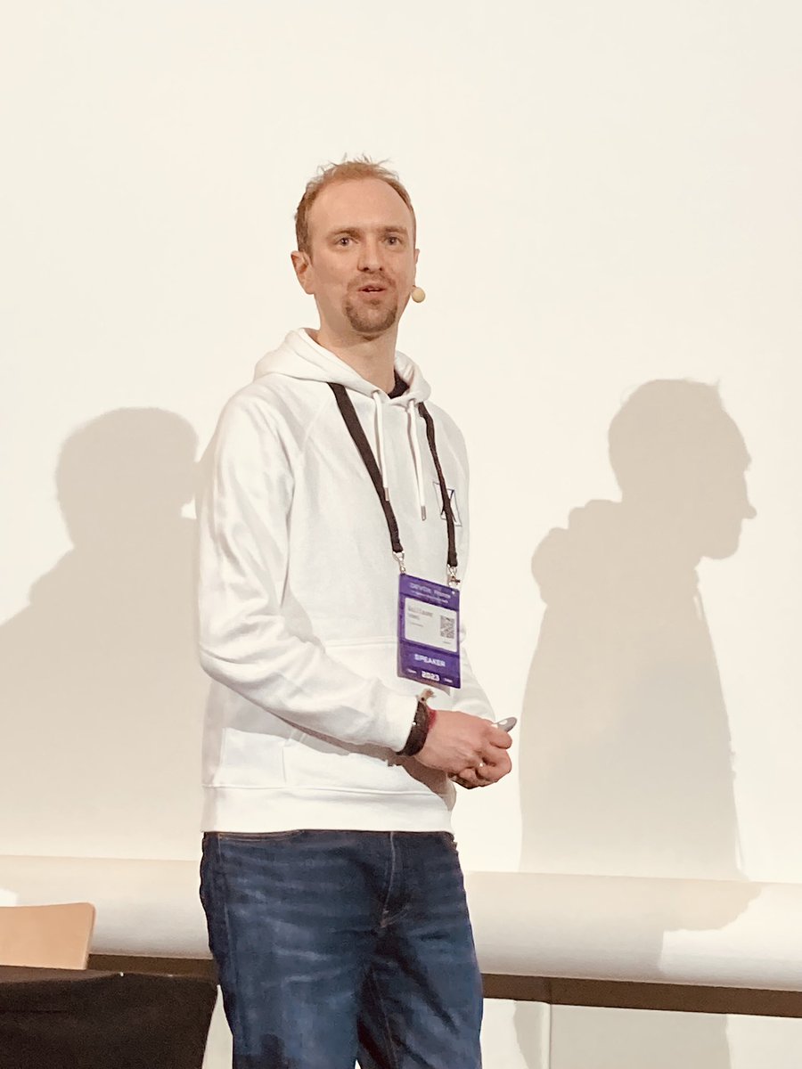 descampsf's tweet photo. C’est parti pour le super #talk de @gthomasIT sur #dailyclean un de projets #opensource à @DevoxxFR avec @AXAJobs_fr ! #finops #greenit #RaiseTheBar https://t.co/hsXYE7prV0