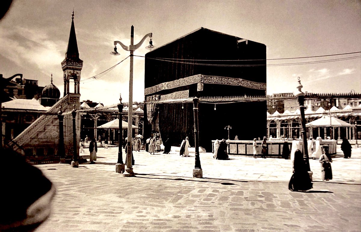 MansourShuwaier's tweet photo. النجديون في مكة المكرمة:
استوطن أهل نجد في مكة المكرمة منذ القدم وكانت أغلب الدوائر الحكومية والمدارس الشرعية هناك وهي مقصد لأهل نجد، وأشتغل النجديون في مكة بالتجارة والعمل مع التجار وأعمال البناء وكانت وكان لهم سوق خاص بأهل نجد بشعب عامر اسمه (خان الشروق) وكذلك (حراج الشروق) يباع فيه (الزل و البشوت و التمر وغالبية السلع التي تجلب من نجد) كما اشتغلوا أهل نجد بطلب العلم الشرعي، وكان منهم الشيخ احمد بن ابراهيم ابن عيسى حيث كان مستشارا للشريف عون وكان أقدم من استوطن الأسر النجدية أسرة المعتق والطعيمي والخثلان والجفالي وابن حميد والفضل والصنيع والخراشي والبسام والسبيل والخليفي والنافع والتويجري والقاسم والهدهود والسميري وغيرهم. وكذلك جاء لها الشيخ محمد بن عبد الله بن عبد اللطيف ال الشيخ والشيخ عبد الله بن حسن ال الشيخ و الشيخ عبدالملك بن إبراهيم آل الشيخ وكذلك ابراهيم الطاسان والحمدان والشيخ حمد الجاسر وابن مانع والشيخ محمد الشاوي وجمع من أهل العلم النجديين ومن يعمل معهم،
وأول ما نزل اهل نجد في مكة في شعب علي مثل الحمدان والعرينان ثم تكاثروا في شعب عامر في اول العهد السعودي ولما امتلأ شعب عامر انتقلوا الى ريع ذاخر والخانسة ومن ثم العزيزية والششة والعتيبية وختاما إلى حي العوالي الجديد.
#مكة_المكرمة 
#نجد #الشويعر