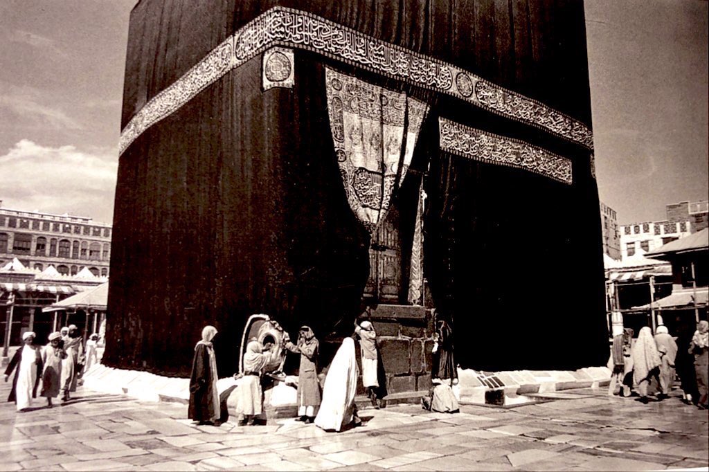 MansourShuwaier's tweet photo. النجديون في مكة المكرمة:
استوطن أهل نجد في مكة المكرمة منذ القدم وكانت أغلب الدوائر الحكومية والمدارس الشرعية هناك وهي مقصد لأهل نجد، وأشتغل النجديون في مكة بالتجارة والعمل مع التجار وأعمال البناء وكانت وكان لهم سوق خاص بأهل نجد بشعب عامر اسمه (خان الشروق) وكذلك (حراج الشروق) يباع فيه (الزل و البشوت و التمر وغالبية السلع التي تجلب من نجد) كما اشتغلوا أهل نجد بطلب العلم الشرعي، وكان منهم الشيخ احمد بن ابراهيم ابن عيسى حيث كان مستشارا للشريف عون وكان أقدم من استوطن الأسر النجدية أسرة المعتق والطعيمي والخثلان والجفالي وابن حميد والفضل والصنيع والخراشي والبسام والسبيل والخليفي والنافع والتويجري والقاسم والهدهود والسميري وغيرهم. وكذلك جاء لها الشيخ محمد بن عبد الله بن عبد اللطيف ال الشيخ والشيخ عبد الله بن حسن ال الشيخ و الشيخ عبدالملك بن إبراهيم آل الشيخ وكذلك ابراهيم الطاسان والحمدان والشيخ حمد الجاسر وابن مانع والشيخ محمد الشاوي وجمع من أهل العلم النجديين ومن يعمل معهم،
وأول ما نزل اهل نجد في مكة في شعب علي مثل الحمدان والعرينان ثم تكاثروا في شعب عامر في اول العهد السعودي ولما امتلأ شعب عامر انتقلوا الى ريع ذاخر والخانسة ومن ثم العزيزية والششة والعتيبية وختاما إلى حي العوالي الجديد.
#مكة_المكرمة 
#نجد #الشويعر