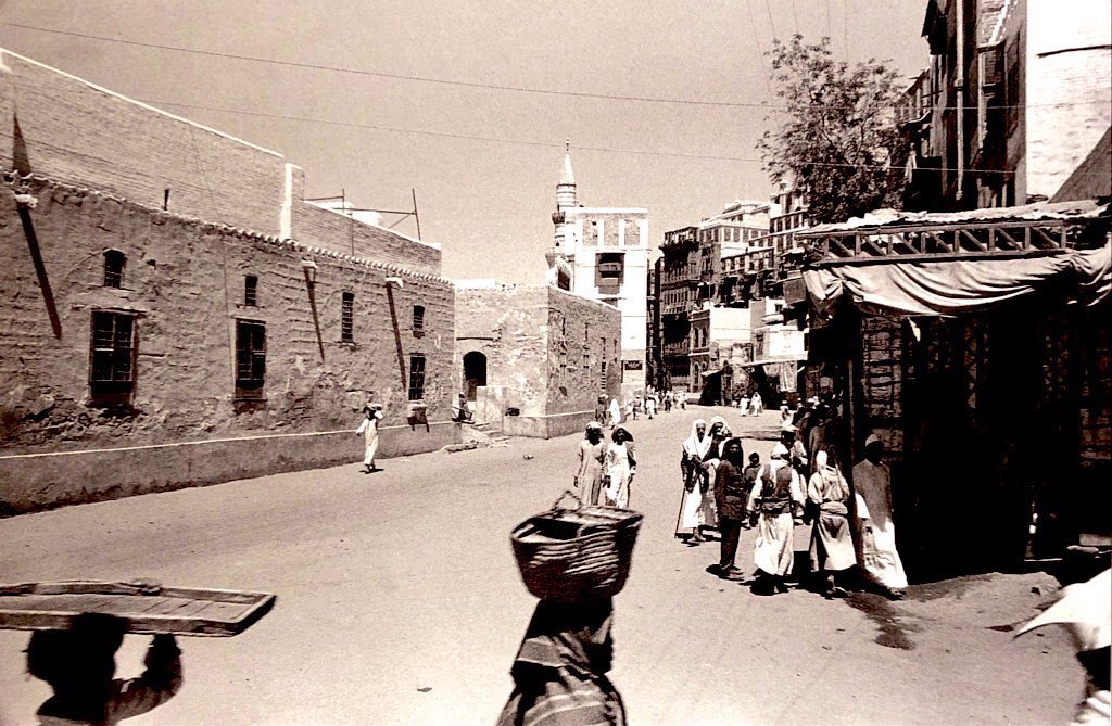 MansourShuwaier's tweet photo. النجديون في مكة المكرمة:
استوطن أهل نجد في مكة المكرمة منذ القدم وكانت أغلب الدوائر الحكومية والمدارس الشرعية هناك وهي مقصد لأهل نجد، وأشتغل النجديون في مكة بالتجارة والعمل مع التجار وأعمال البناء وكانت وكان لهم سوق خاص بأهل نجد بشعب عامر اسمه (خان الشروق) وكذلك (حراج الشروق) يباع فيه (الزل و البشوت و التمر وغالبية السلع التي تجلب من نجد) كما اشتغلوا أهل نجد بطلب العلم الشرعي، وكان منهم الشيخ احمد بن ابراهيم ابن عيسى حيث كان مستشارا للشريف عون وكان أقدم من استوطن الأسر النجدية أسرة المعتق والطعيمي والخثلان والجفالي وابن حميد والفضل والصنيع والخراشي والبسام والسبيل والخليفي والنافع والتويجري والقاسم والهدهود والسميري وغيرهم. وكذلك جاء لها الشيخ محمد بن عبد الله بن عبد اللطيف ال الشيخ والشيخ عبد الله بن حسن ال الشيخ و الشيخ عبدالملك بن إبراهيم آل الشيخ وكذلك ابراهيم الطاسان والحمدان والشيخ حمد الجاسر وابن مانع والشيخ محمد الشاوي وجمع من أهل العلم النجديين ومن يعمل معهم،
وأول ما نزل اهل نجد في مكة في شعب علي مثل الحمدان والعرينان ثم تكاثروا في شعب عامر في اول العهد السعودي ولما امتلأ شعب عامر انتقلوا الى ريع ذاخر والخانسة ومن ثم العزيزية والششة والعتيبية وختاما إلى حي العوالي الجديد.
#مكة_المكرمة 
#نجد #الشويعر