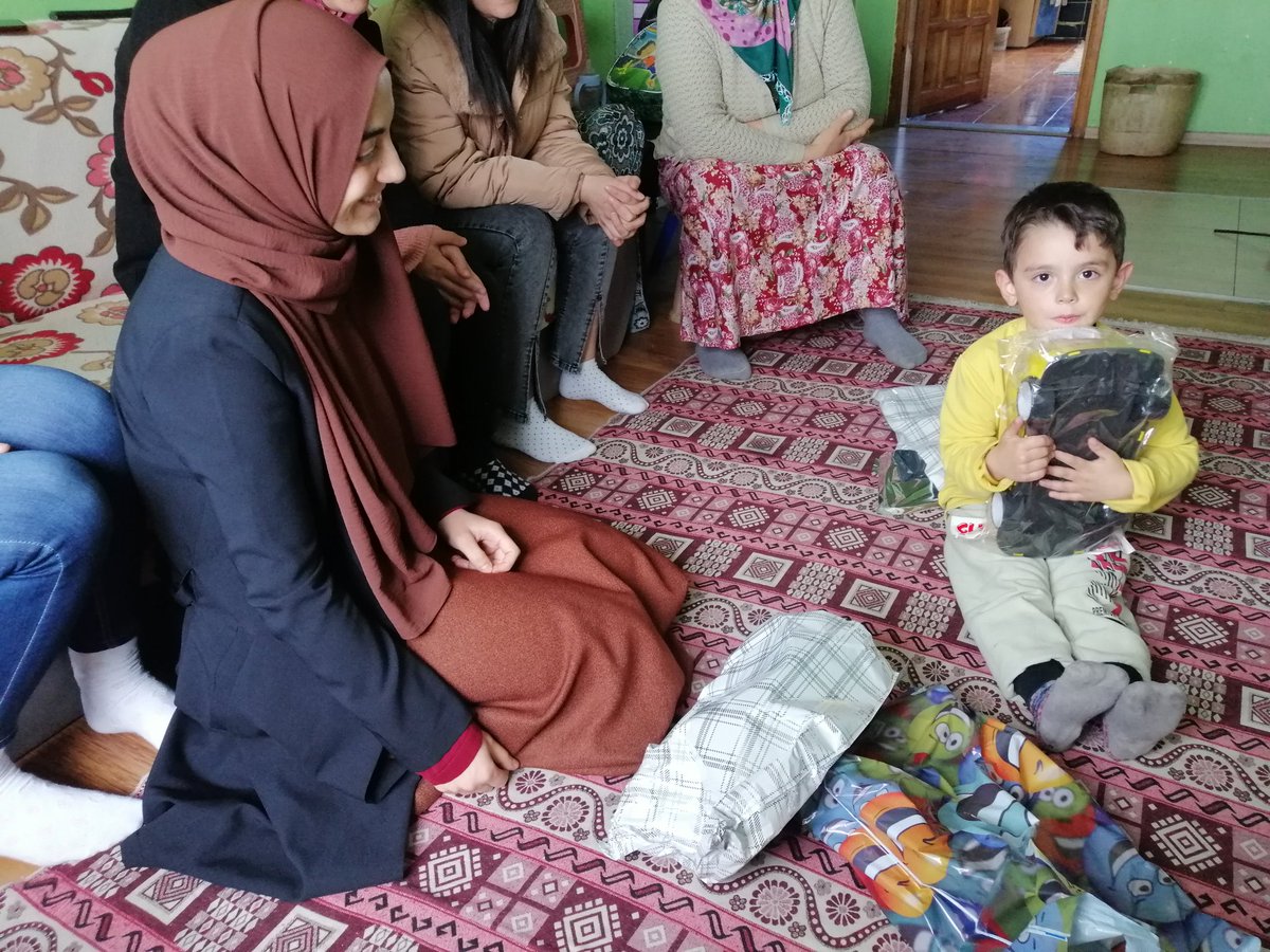 75. Yıl İlkokulu idareci ve Öğretmenleri ve ilçe müftülüğümüzden Derya hocamızında katkılarıyla okulumuzda bulunan Depremzede öğrencimizin ailesini ziyaret ederek bayram öncesi hediyelerimizi takdim ettik.