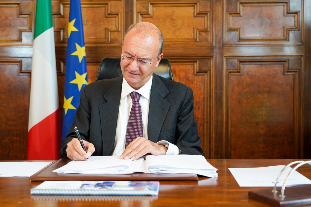 G_Valditara's tweet photo. (1/6) Ho firmato due decreti di riparto risorse #Pnrr destinati alla formazione di #studenti, #docenti e personale scolastico per un importo complessivo di 1 miliardo e 200 milioni. È un investimento importante, che darà impulso a una didattica sempre più inclusiva e innovativa. https://t.co/niFFBviKa6