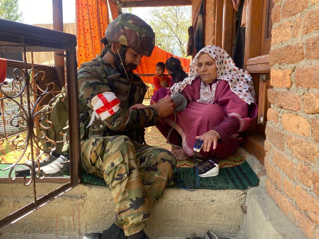 Nusaratkhan11's tweet photo. *Medical Check Up of Senior Citizens and Children, Khairiyat Patrol by Indian Army at Remote Village Rednag in Lolab* 

#IndianArmy
#KashmirLivesMatter
#SavioursOfKashmir
#Kashmir
#ProsperousKashmir
#HumsayaHainHum
#KhairiyatPatrol https://t.co/vw6p324iXj