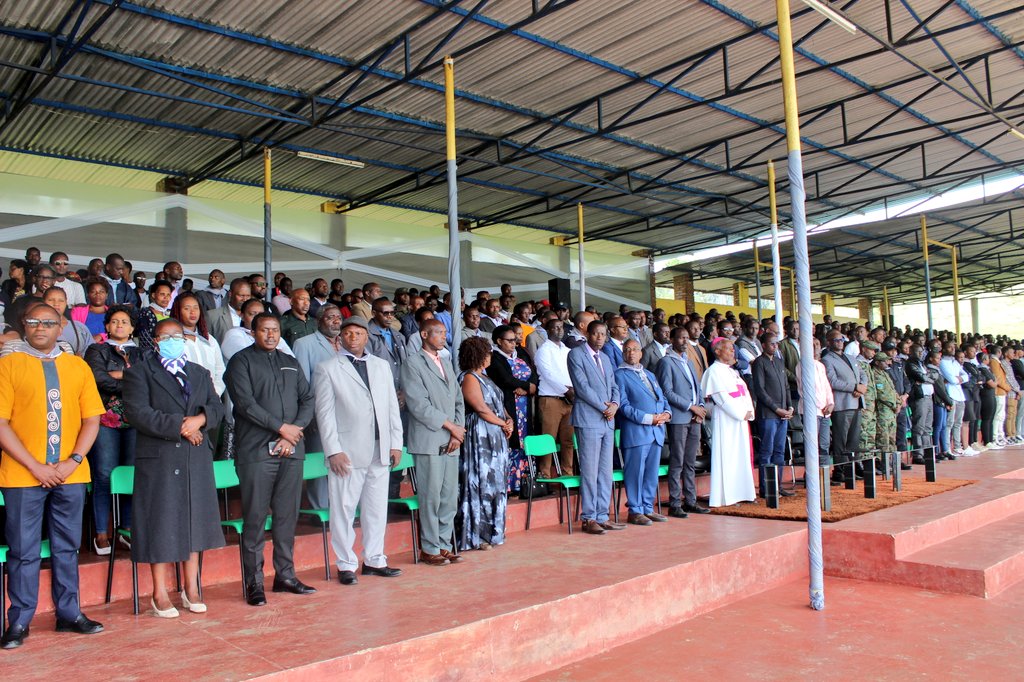 Muri aya masaha, muri sitade ya Busogo harikubera umuhango wo gusoza icyumweru cy'icyunamo  ku rwego rw'Akarere ka #Musanze ukaba wabanjirijwe no gushyira indabo  ku rwibutso rwa Busogo   ahashyinguye imibiri isaga 461  y'abazize Jenoside yakorewe Abatutsi mu 1994.