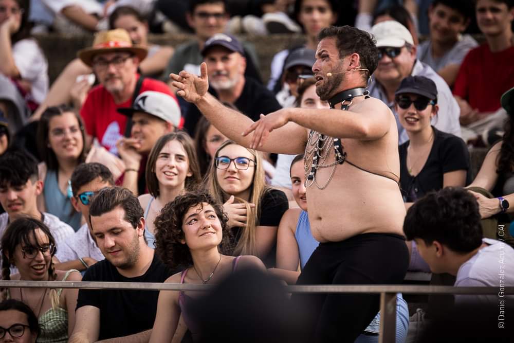 Itálica. La paz, de Aristófanes: ciudadanos de ambos bandos que se unen para exigir a dioses y gobernantes el fin de las guerras.  Recuerden siempre: los clásicos son la literatura permanente. 
📷 Daniel González Acuña.
