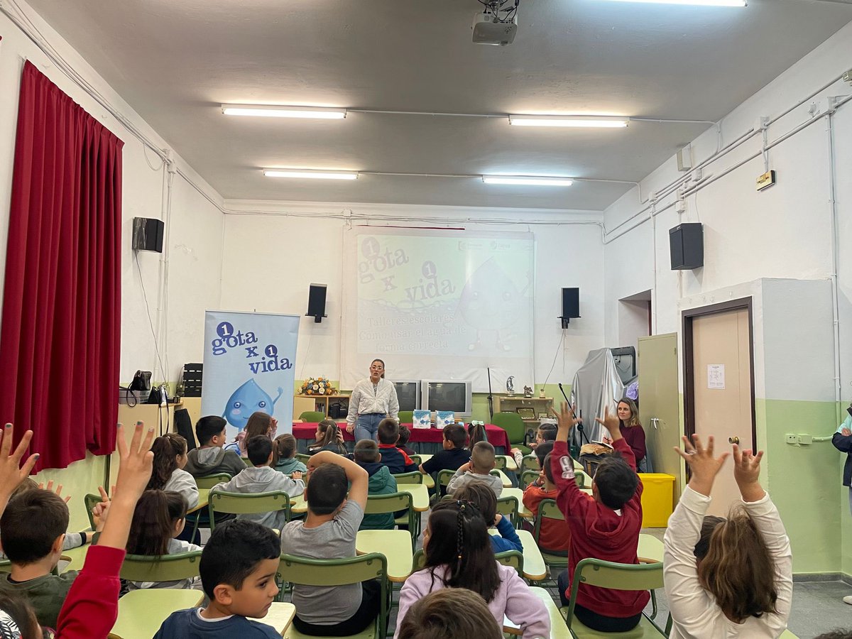 fmartinezclaus's tweet image. Este jueves ha llegado al CEIP Eladio León de Peñarroya, los talleres escolares de ahorro de agua de @facua Córdoba junto a su mascota #Goti, @dipucordoba y @aguasdecordoba