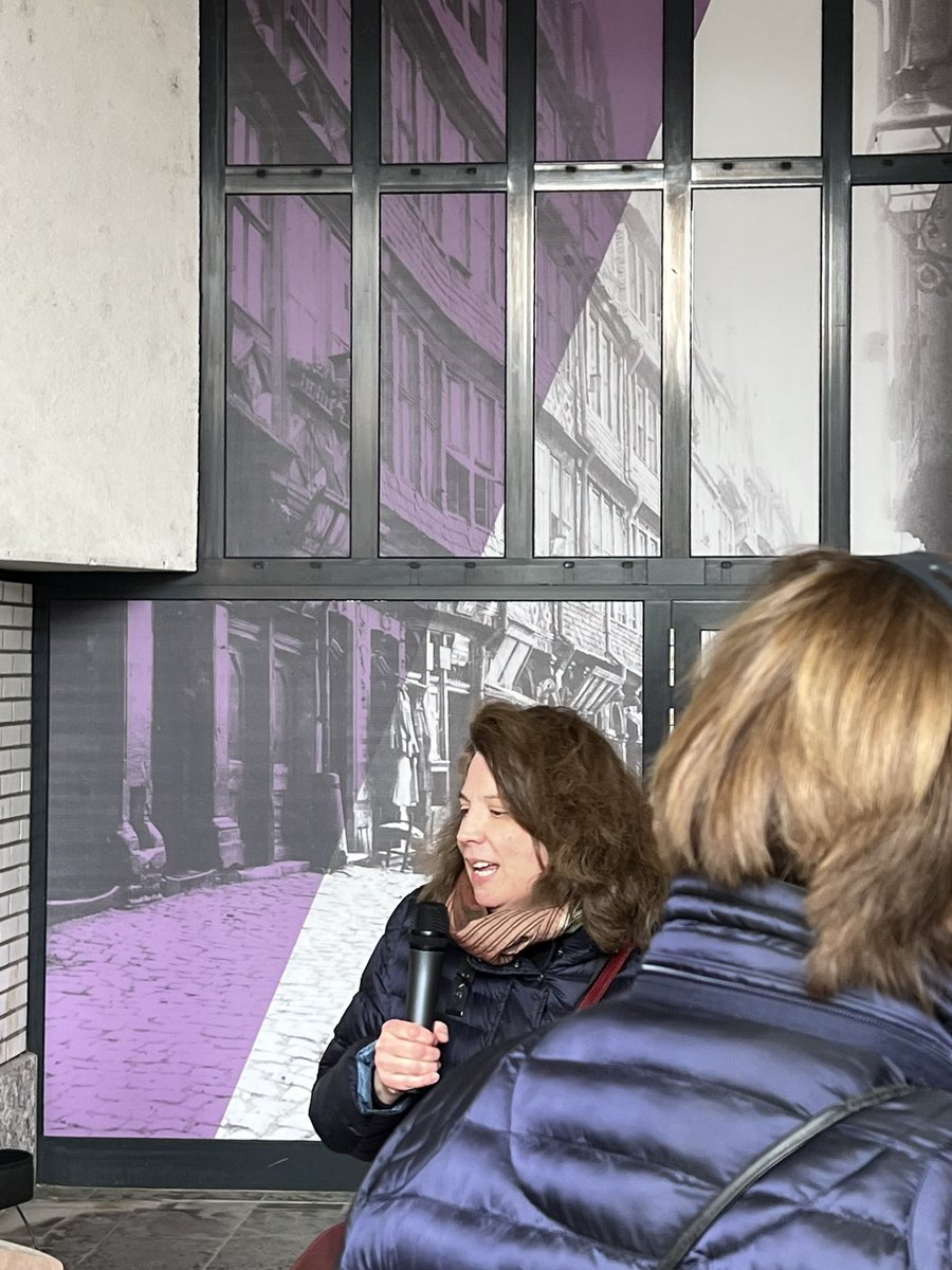 TanjaNeumann's tweet photo. Katja Janitschek, Kuratorin des Museum Judengasse, führt in die neue Fassadenbespielung des Museums ein - mit QR-Codes zu den digitalen Inhalten! #METAhubFFM https://t.co/SlljQkiigE