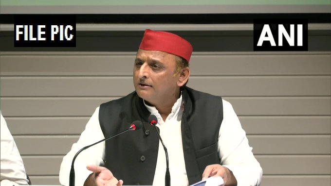 AHindinews's tweet photo. झूठे एनकाउंटर करके भाजपा सरकार सच्चे मुद्दों से ध्यान भटकाना चाह रही है। भाजपाई न्यायालय में विश्वास ही नहीं करते हैं। आज के व हालिया एनकाउंटरों की भी गहन जांच-पड़ताल हो व दोषियों को छोड़ा न जाए। सही-गलत के फैसलों का अधिकार सत्ता का नहीं होता है। भाजपा भाईचारे के ख़िलाफ़ है: सपा प्रमुख अखिलेश यादव  

(फाइल तस्वीर)