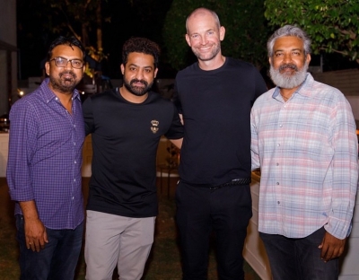 NewsGramHindi's tweet photo. Star NTR Jr. hosted the Vice President of Amazon Studios, James Farrell and few dignitaries from the industry for an intimate dinner at his house in Hyderabad on Wednesday night.
#NTRJr #Amazon #Hyderabad #JamesFarrell https://t.co/v0a1EXcblK