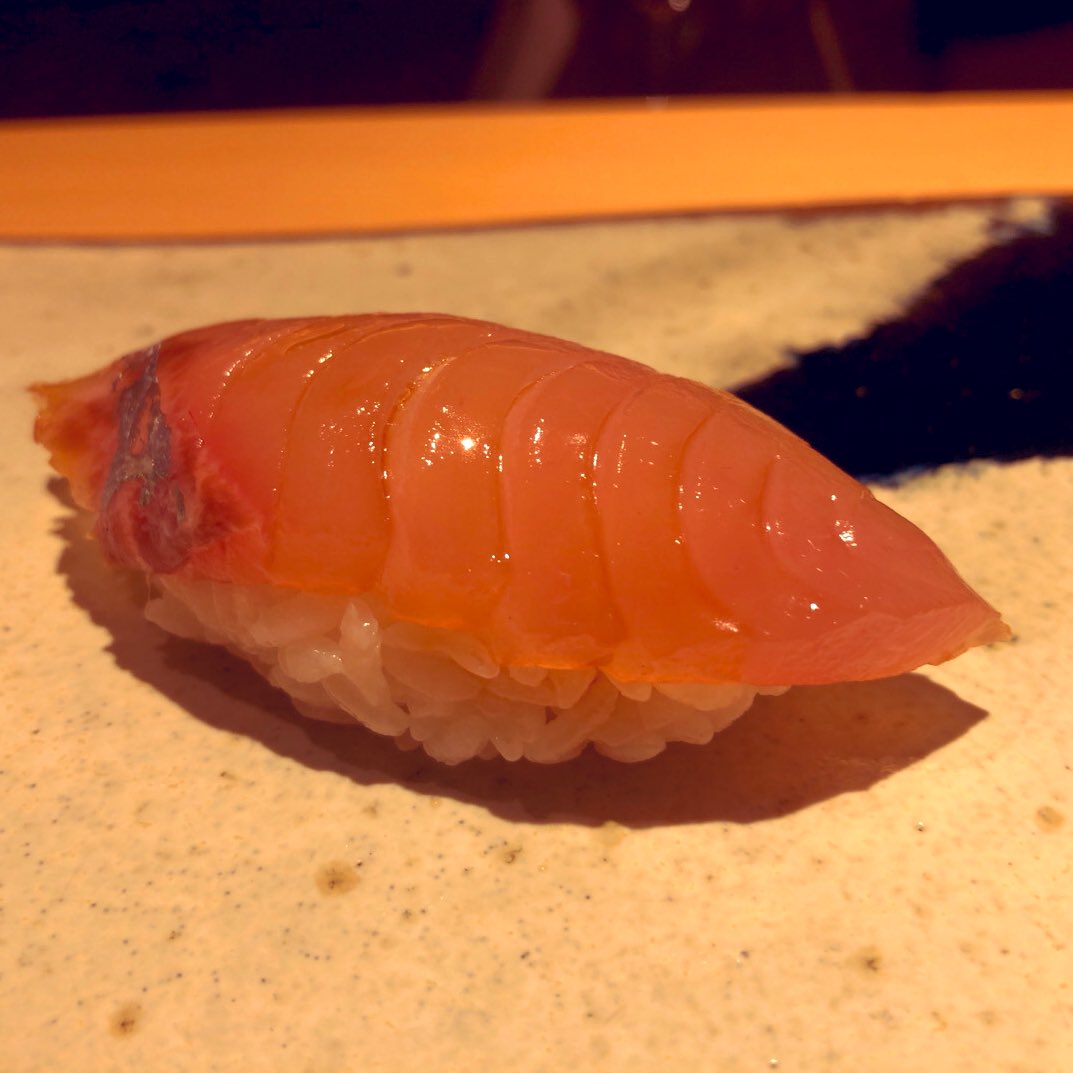 今日の一貫 その1️⃣4️⃣7️⃣ ミルキーでクリアの【北海道 仙鳳趾 牡蠣】を味わった後… 【高知 縞鯵漬け】 素晴らしい天然縞鯵をサッと漬けに😊凛とした握りの立ち姿からも旨さが滲み出ますね😋 基本 https://t.co/QffKPOrKQ6