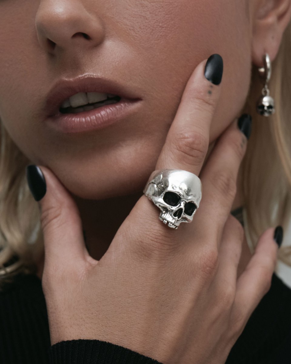 AskEmblaStore's tweet photo. Memento mori melded from 925 Sterling Silver. Slip on this skulled statement for a touch of demi-fine ferocity.

Add our Cranium Ring to your collection at https://t.co/T09TgG0ksH.

-

#askandembla #askemblastore https://t.co/8i7dgUZtDs