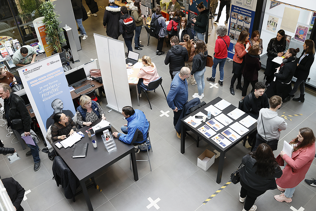hautsdefrance's tweet photo. #JPOEmploiFormation Vous avez été près de 3⃣0⃣0⃣0⃣ personnes à pousser les portes de nos 2️⃣4️⃣ espaces #ProchInfoFormation lors de la journée portes ouvertes !

✅ La Région #hautsdefrance se mobilise toute l'année pour faciliter l’accès à la formation 👉 https://t.co/IzAFupTe08 https://t.co/QhGeNfC7jK