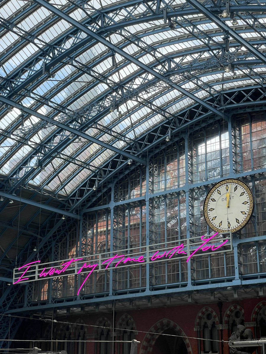 Apologies for the London spam but how cute is the pink packaging at @elnlondon in Saint Pancras Station. @StPancrasInt Also loved the @TraceyEmin neon sign. #TraceyEmin #ThatsDarling @visitlondon