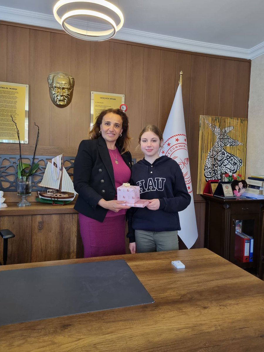 Kitap okuma yarışması Marmaris ilçe birincisi Halıcı Ahmet Urkay Anadolu Lisesi öğrencisi Defne Duyan Marmaris İlçe Millî Eğitim Müdürü <a href="/sibelkisaerbaa/">Sibel Kısa</a> tarafından ödüllendirildi. <a href="/MarmarisMem/">Marmaris İlçe Millî Eğitim Müdürlüğü</a> <a href="/mugla_mem/">Muğla İl Millî Eğitim Müdürlüğü</a> <a href="/emrecay55/">Emre ÇAY</a>