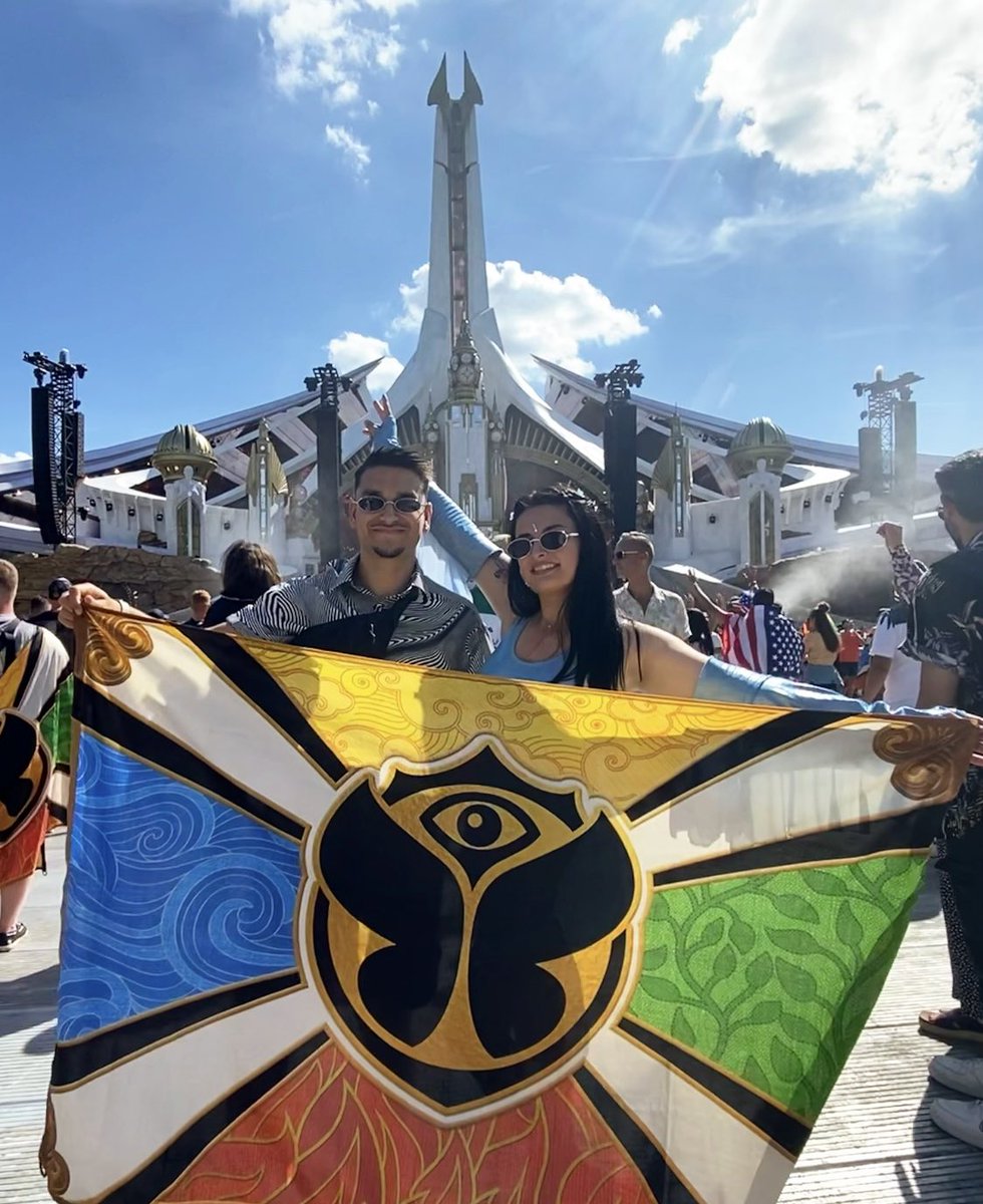 Parzivux__'s tweet photo. @tomorrowlandnft Just my girlfriend, hier family and I for my first time in Tomorrowland in front of MainStage and other Stages.
In short, the feeling of being in Tomorrowland is absolutely magical. Thank you for everything 🦋❤️🔥
#Tomorroland #ReflectionOfLove https://t.co/giKrLZ5zi1