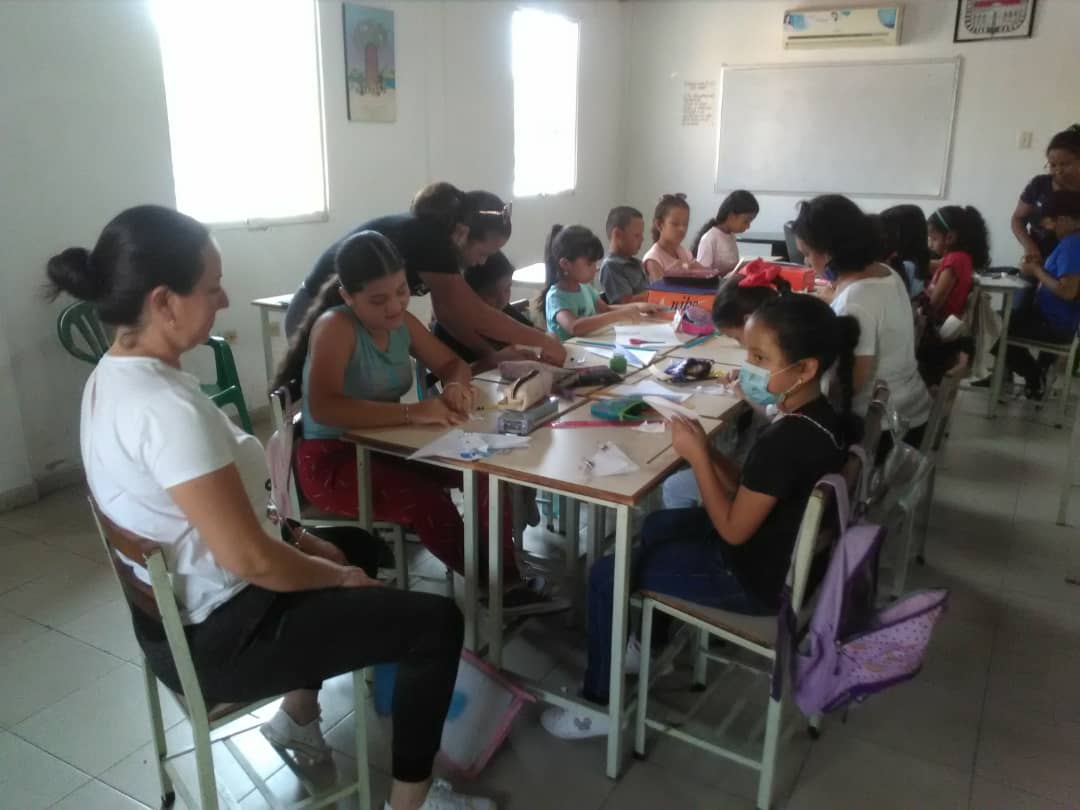 ucdesco's tweet photo. Todos los martes,  niñas, niños y sus madres se reúnen para aprender arte milenario de doblar papel  "origami", en el Espacio San Diego de la Dirección Central de Extensión y Servicios a la Comunidad Desco-UC https://t.co/XAbnkN59JF